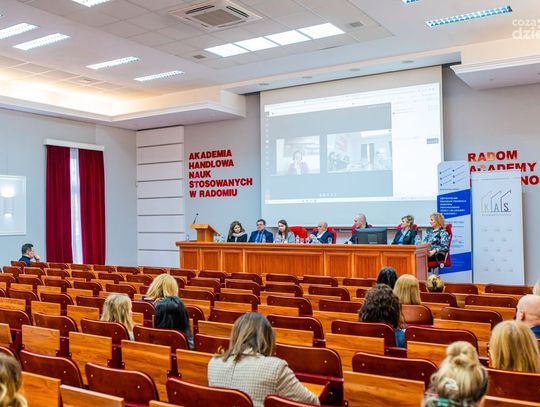 Wykład otwarty o rozwoju emocjonalnym nastolatka w Akademii Handlowej Nauk Stosowanych (zdjęcia)
