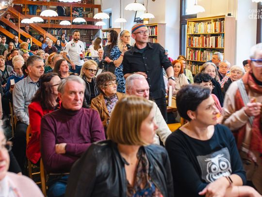 Spotkanie autorskie z Krystyną Kurczab-Redlich i Piotrem Brysaczem w MBP (zdjęcia)