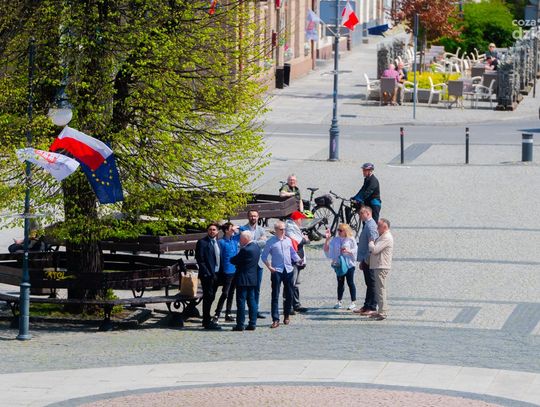 Działacze Konfederacji Korony Polskiej rozdawali flagi (zdjęcia)