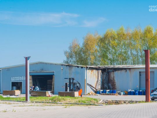 Pożar hali w Wielogórze (zdjęcia)