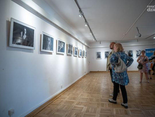 Wernisaż zdjęć uczniów klasy fotograficznej technikum TED Edukacja - "Monochromatyczne" (zdjęcia)