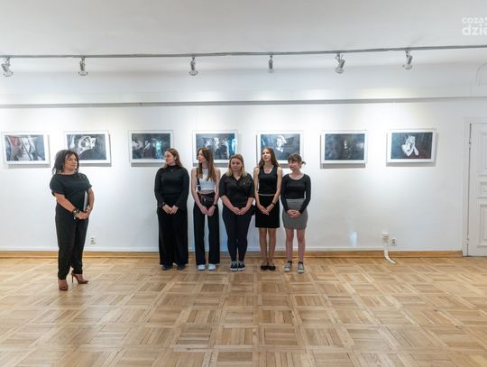 Wernisaż zdjęć uczniów klasy fotograficznej technikum TED Edukacja - "Monochromatyczne"