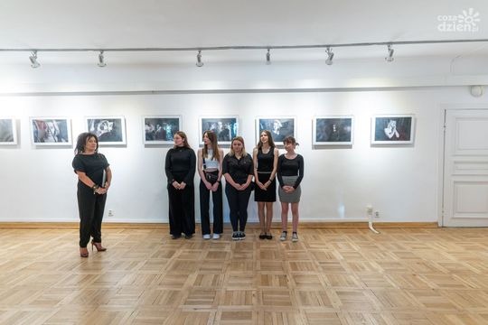 Wernisaż zdjęć uczniów klasy fotograficznej technikum TED Edukacja - "Monochromatyczne"
