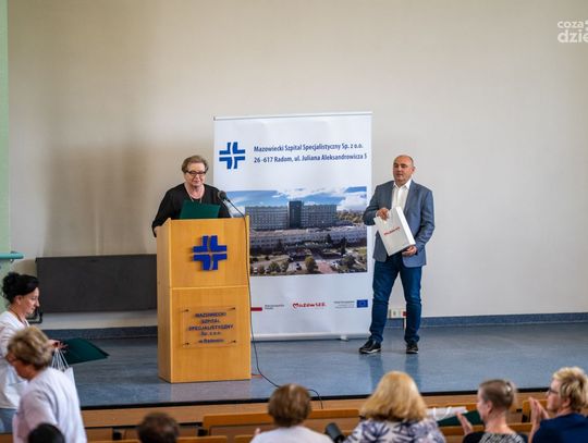 Wręczenie dyplomów uznania za długoletnią pracę pielęgniarkom i położnym (zdjęcia)