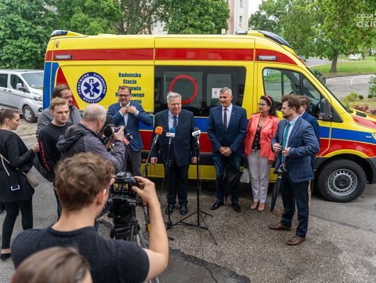 Przekazanie karetki przystosowanej do przewożenia pacjentów z otyłością olbrzymią (zdjęcia) Przekazanie karetki przystosowanej do przewożenia pacjentów z otyłością olbrzymią (zdjęcia)