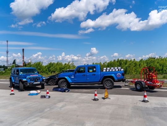 Ratownicy rozdają kierowcom apteczki (zdjęcia)