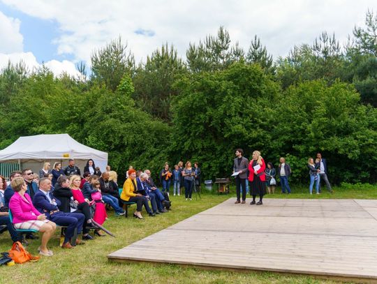 Uroczystość nadania nowego sztandaru i hymnu szkole podstawowej w Bieniędzicach (zdjęcia)