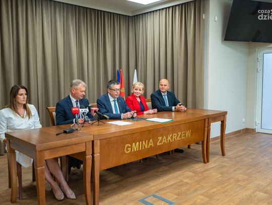 Podpisanie umowy - dotacja na autobusy w Zakrzewie (zdjęcia)