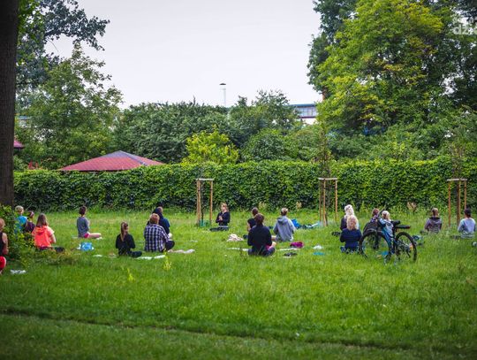 Joga na trawie w Radomiu (zdjęcia) Joga na trawie w Radomiu (zdjęcia)