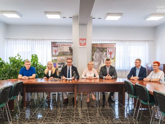 Podpisanie umów w Jedlińsku (zdjęcia)