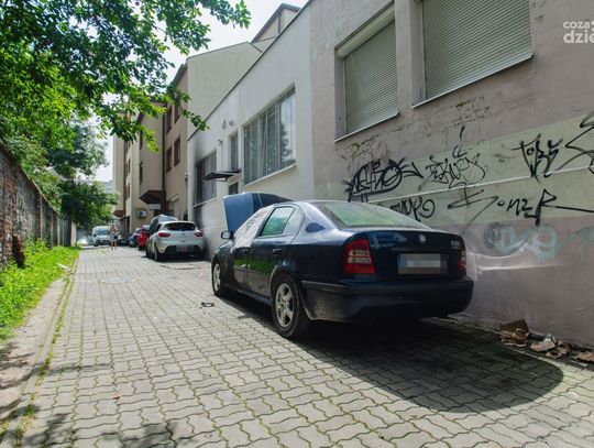 Spalone samochody w podwórku przy ul. Kelles-Krauza (zdjęcia)