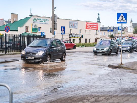 Utrudnienia na ul. Kilińskiego. Samochód utknął w wyrwie w jezdni (zdęcia)