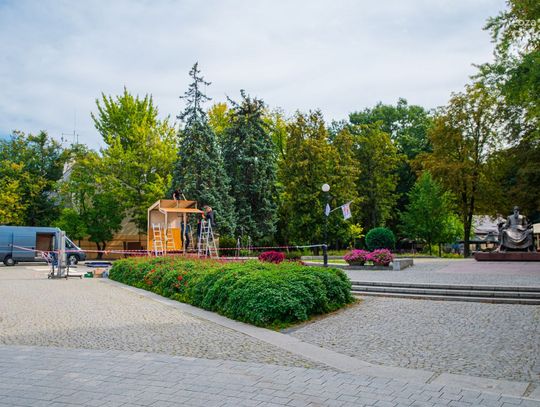 Montaż ławki patriotycznej w Radomiu (zdjęcia)