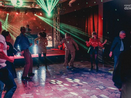 Różowe lata 70′ – impreza taneczna w MOK Amfiteatr