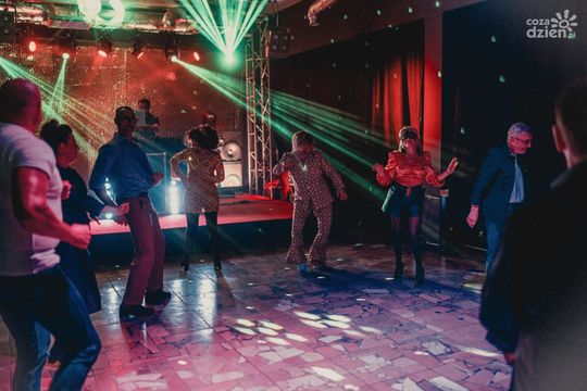 Różowe lata 70′ – impreza taneczna w MOK Amfiteatr
