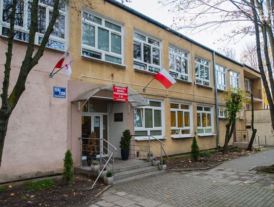 Ślubowanie klas pierwszych w PSP 25 (zdjęcia)