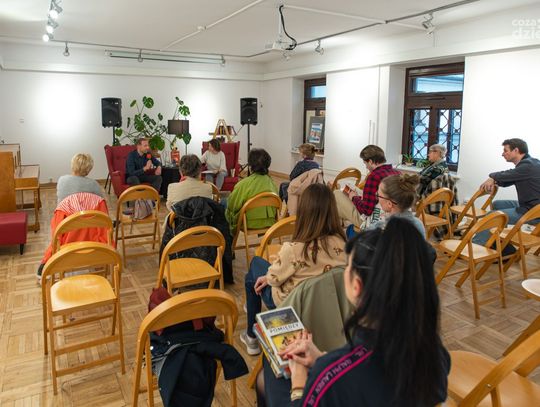Spotkanie autorskie z Pawłem Radziszewskim w Miejskiej Bibliotece Publicznej (zdjęcia) Spotkanie autorskie z Pawłem Radziszewskim w Miejskiej Bibliotece Publicznej (zdjęcia)