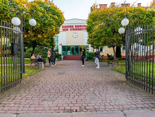 Studencka Organizacja Wolontariat AHNS sadziła drzewo (zdjęcia)