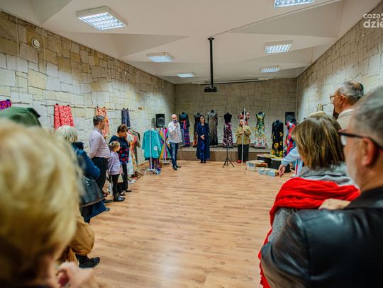 "Retro z Radomia - wystawa odzieży z lat 50 - 90 XX w." z kolekcji Karoliny Falkiewicz (zdjęcia)