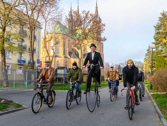Mobilne Muzeum Rowerów i Sprężyści odsłonili tablicę pamiątkową Bolesława Prusa (zdjęcia)