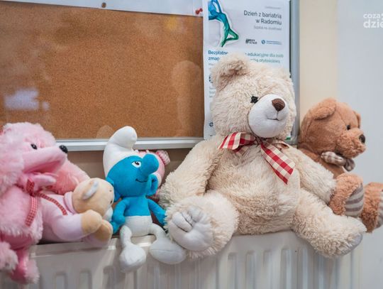 Przekazanie maskotek dla Radomskiej Stacji Pogotowia Ratunkowego (zdjęcia)