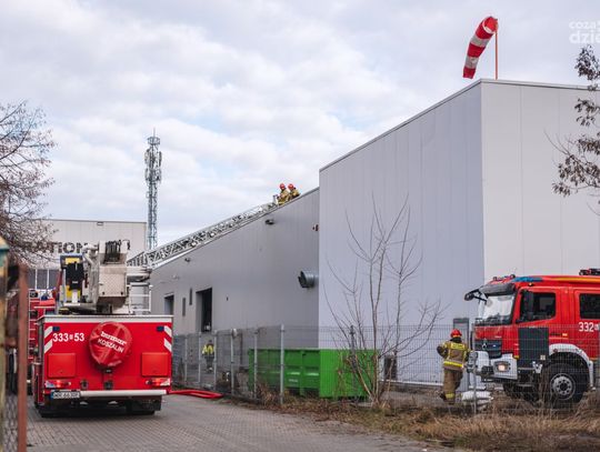 Pożar hali przy ul. Żółkiewskiego (zdjęcia) Pożar hali przy ul. Żółkiewskiego (zdjęcia)