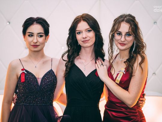 Studniówki 2023: Zespół Szkół nr 1 im. Jana Pawła II w Przysusze (zdjęcia)