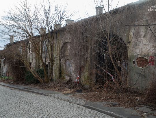 Wali się budynek przy Placu Stare Miasto (zdjęcia)