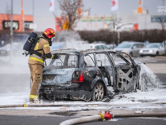 Pożar samochodu pod marketem na Ustroniu (zdjęcia)