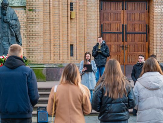 Publiczny różaniec w intencji narodu polskiego (zdjęcia) Publiczny różaniec w intencji narodu polskiego (zdjęcia)
