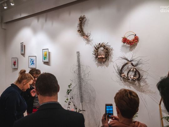 Wernisaż wystawy prac klasy florystyki Szkoły Policealnej Żak (zdjęcia)