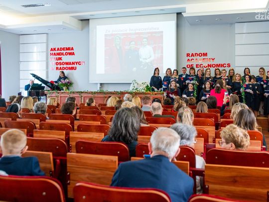 Koncert „113 powodów, dla których WAS kochamy” chóru AHNS (zdjęcia)