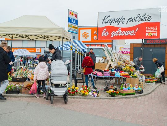 Świąteczny klimat na targowisku Korej (zdjęcia)