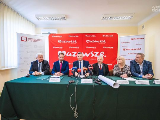 Podpisanie umowy na remont drogi wojewódzkiej nr 740 w Zakrzewie (zdjęcia)