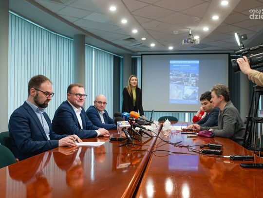 Autobusem do lotniska - konferencja prasowa (zdjęcia)