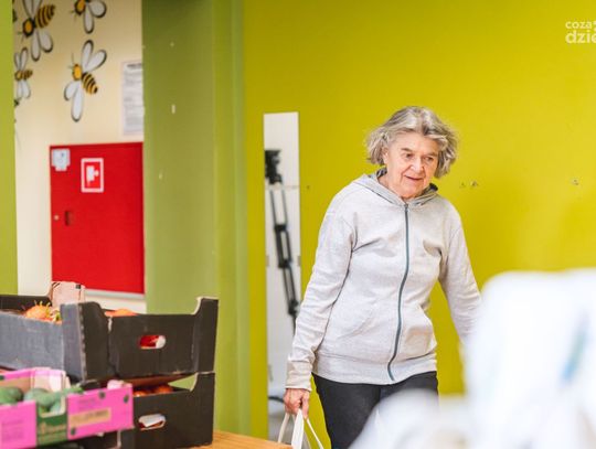 Pakowanie paczek wielkanocnych dla bezdomnych i potrzebujacych (zdjęcia) Pakowanie paczek wielkanocnych dla bezdomnych i potrzebujacych (zdjęcia)