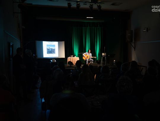 Promocja tomiku wierszy Adriana Szarego "XL. Wiersze wyprasowane" (zdjęcia)