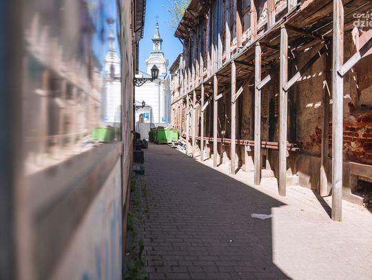 Wyburzanie oficyny od kamienicy kominiarskiej (zdjęcia)