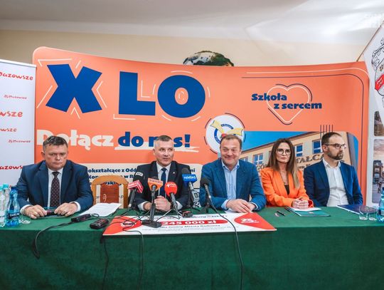 Podpisanie umów na zakup autobusu oraz budowę pomieszczenia rehabilitacyjnego (zdjęcia) 