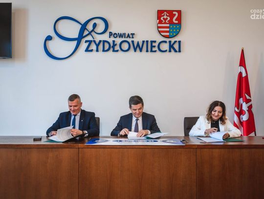 Podpisanie umowy w Starostwie Powiatowym w Szydłowcu (zdjęcia)