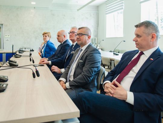 Starostwo powiatowe - umowy na remonty dróg w czterech gminach (zdjęcia)