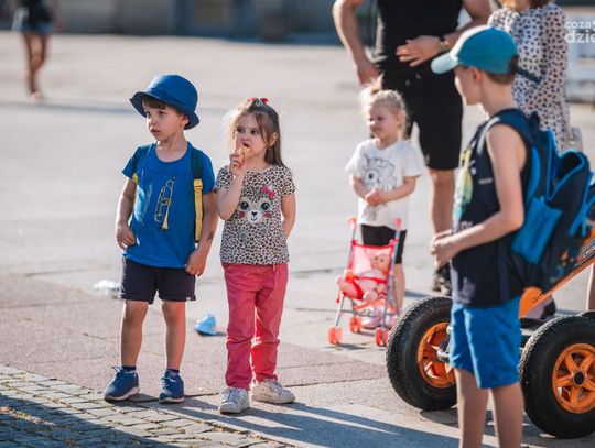 Happening aktorów Teatru Powszechnego z okazji dnia dziecka (zdjęcia)