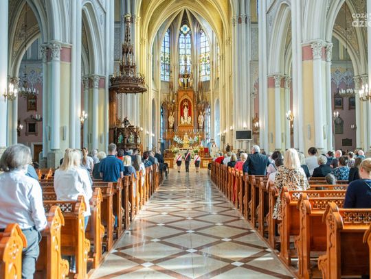Uroczysta msza w intencji Jana Pawła II i złożenie kwiatów przed pomnikiem (zdjęcia)