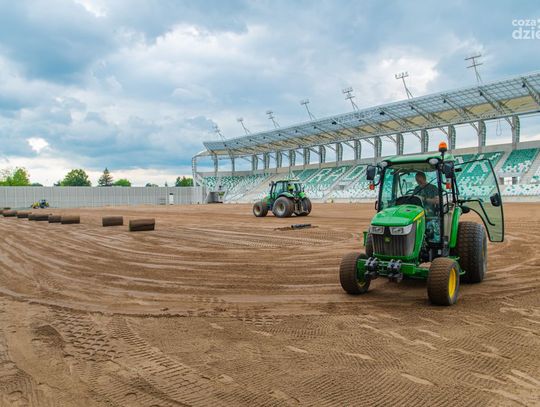 Stadion Radomiaka - układanie murawy (zdjęcia) Stadion Radomiaka - układanie murawy (zdjęcia)