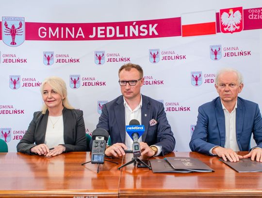 Podpisanie umowy na modernizację oświetlenia na terenie gminy Jedlińsk (zdjęcia)