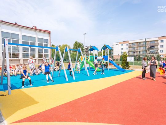 Otwarcie nowego placu zabaw przy PSP nr 4 (zdjęcia) Otwarcie nowego placu zabaw przy PSP nr 4 (zdjęcia)