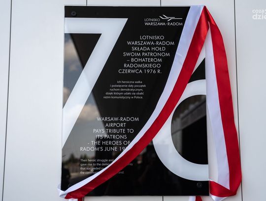 Odsłonięcie tablicy upamiętniającej Wydarzenia Radomskiego Czerwca '76 (zdjęcia) Odsłonięcie tablicy upamiętniającej Wydarzenia Radomskiego Czerwca '76 (zdjęcia)