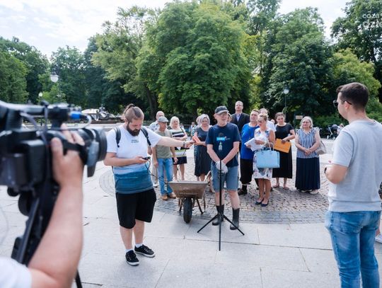 Protest przed Urzędem Miejskim w sprawie budowy masztów (zdjęcia)