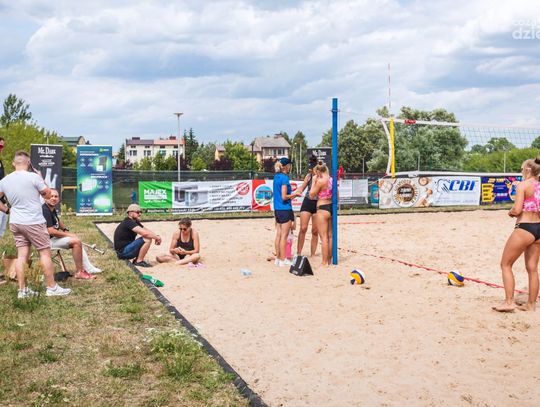 Turniej siatkówki plażowej kobiet o Puchar Burmistrza Szydłowca (zdjęcia)
