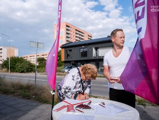 Zbieranie podpisów pod petycją na budowę kładki przy ul. Siennej (zdjęcia) Zbieranie podpisów pod petycją na budowę kładki przy ul. Siennej (zdjęcia)